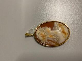 Hanger. Ovale camee van koraal met steenrode ondergrond. Klassieke mansfiguur met phrygische muts…