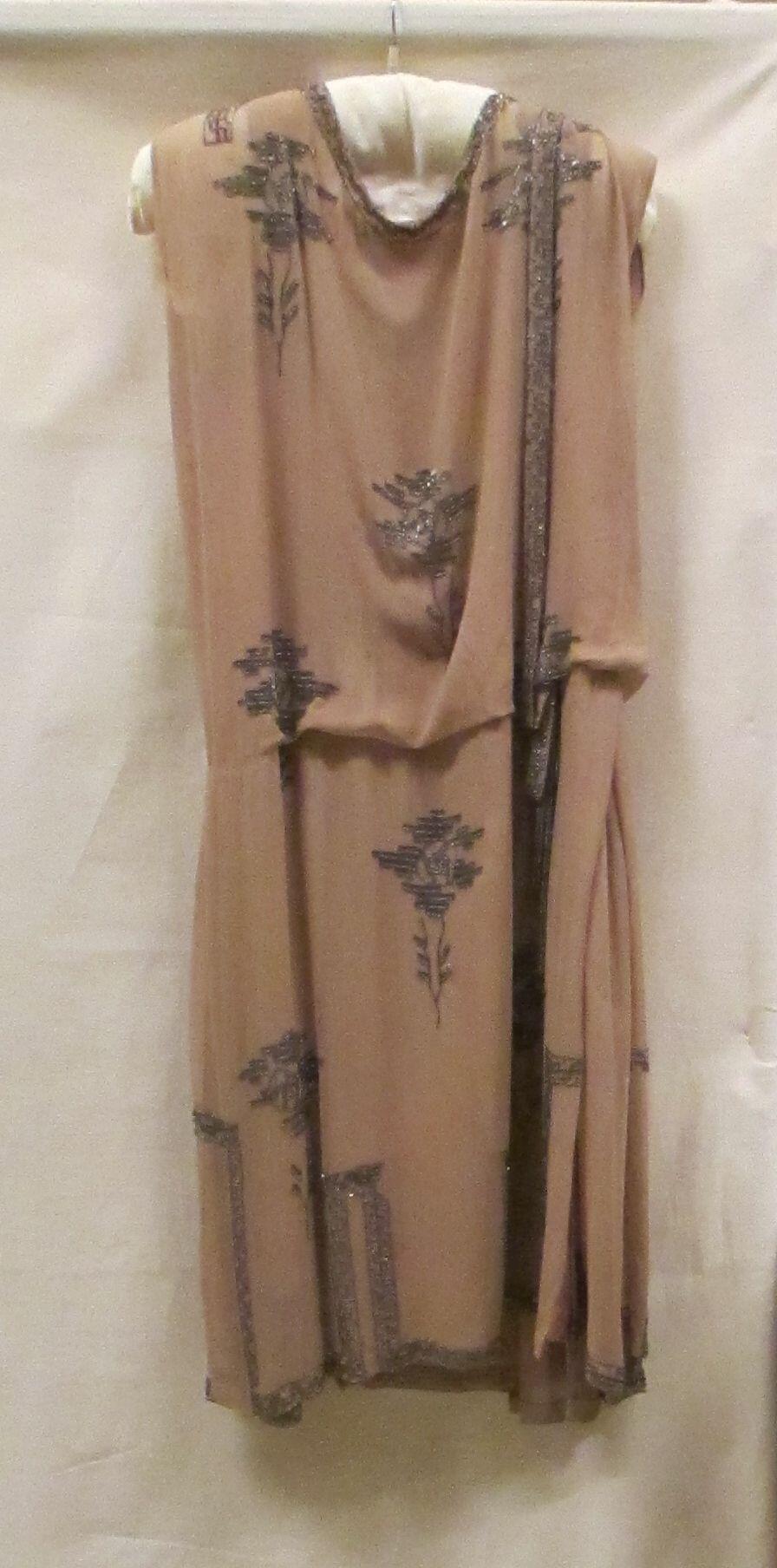 Avondjurk van beige crêpe georgette, asymmetrisch kralenborduursel in roosmotieven op voor- en…