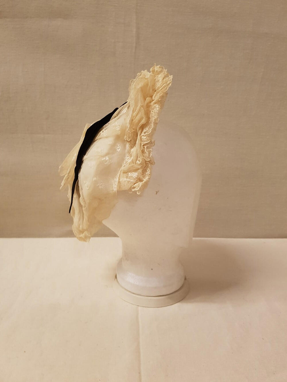 Coiffure / Kap van ruches machinaal doorgestopte witte tule, garnering midden op de bol van 3…