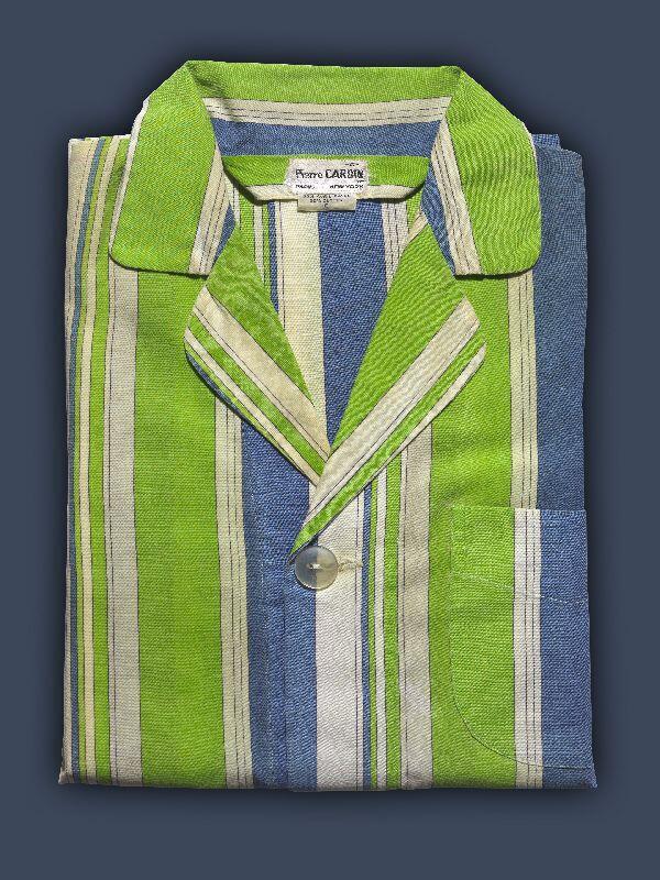 Pyjama (man) bestaande uit jasje en broek van wit katoen/rayon bedrukt met verticale strepen