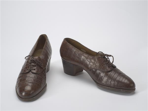 Een paar vrouwenveterschoenen