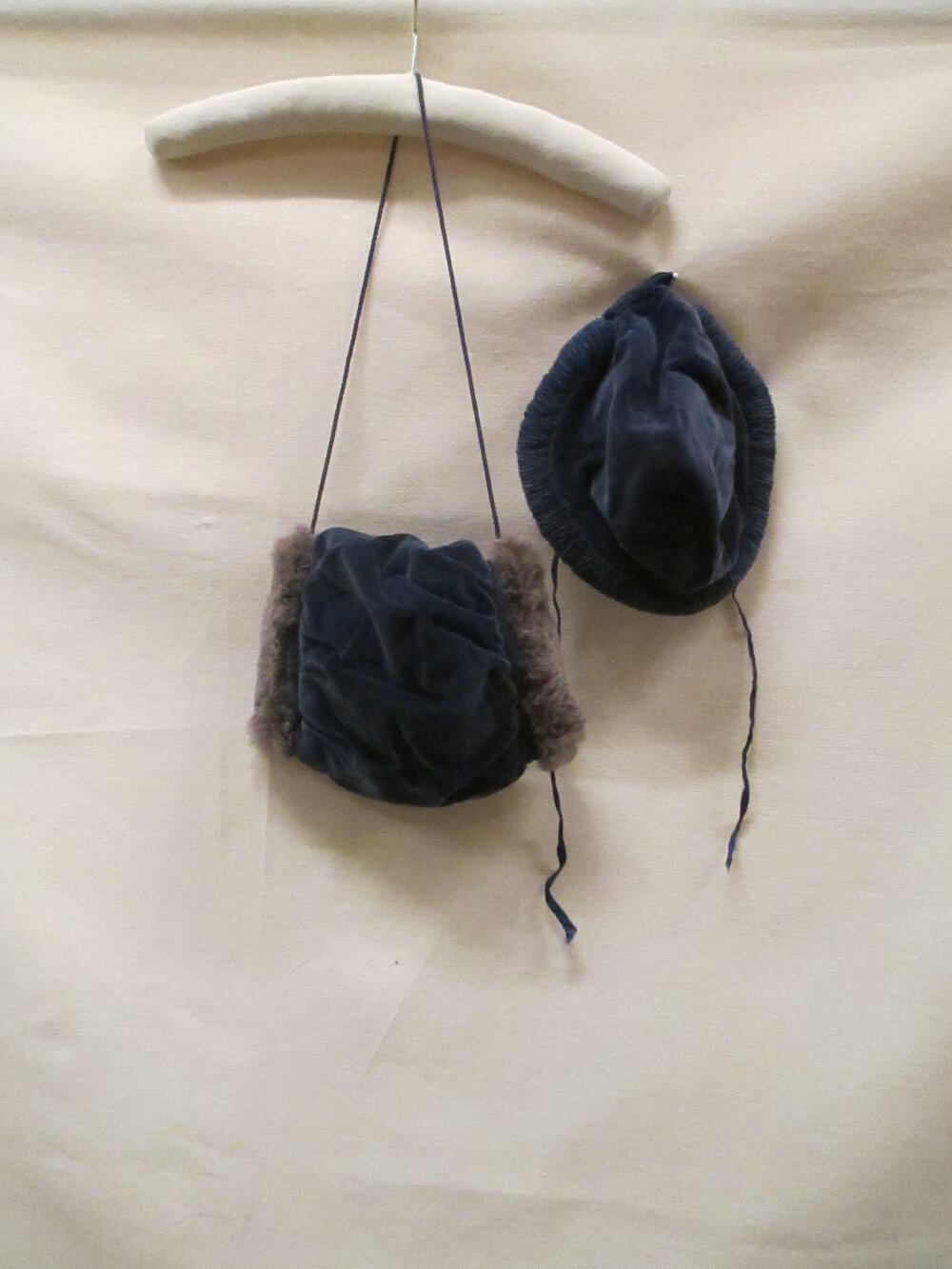 Muts (meisje) van blauw fluweel met verdikte rand en bindlintjes. onderdeel van ensemble