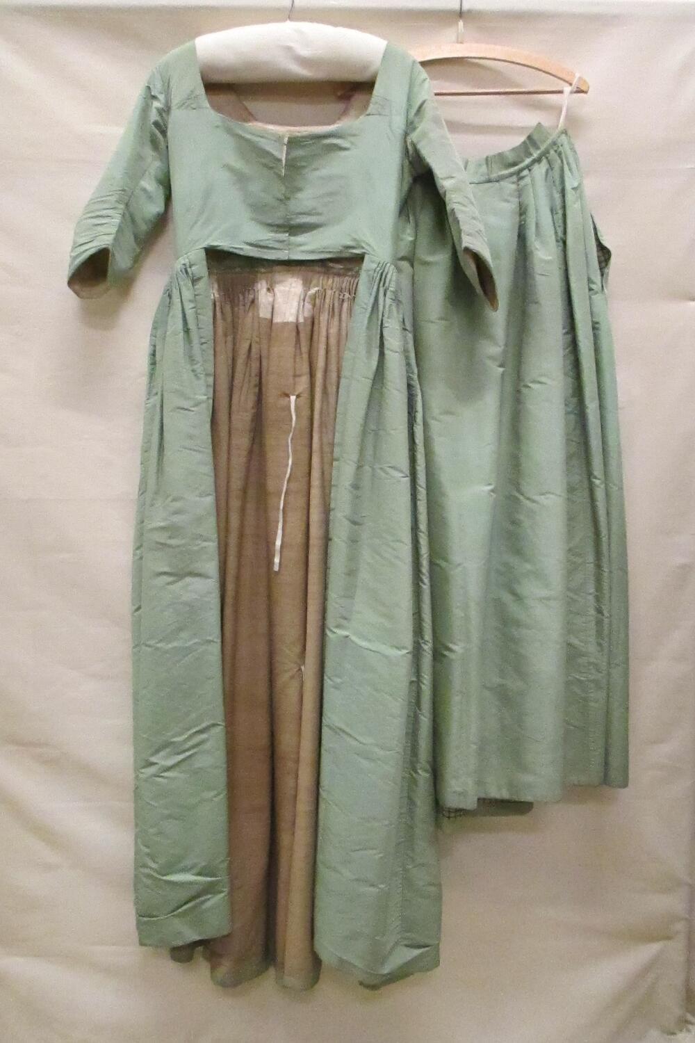 Japon, bestaande uit overkleed en rok van lichtgroene tafzijde, vermaakt uit robe à l'anglaise