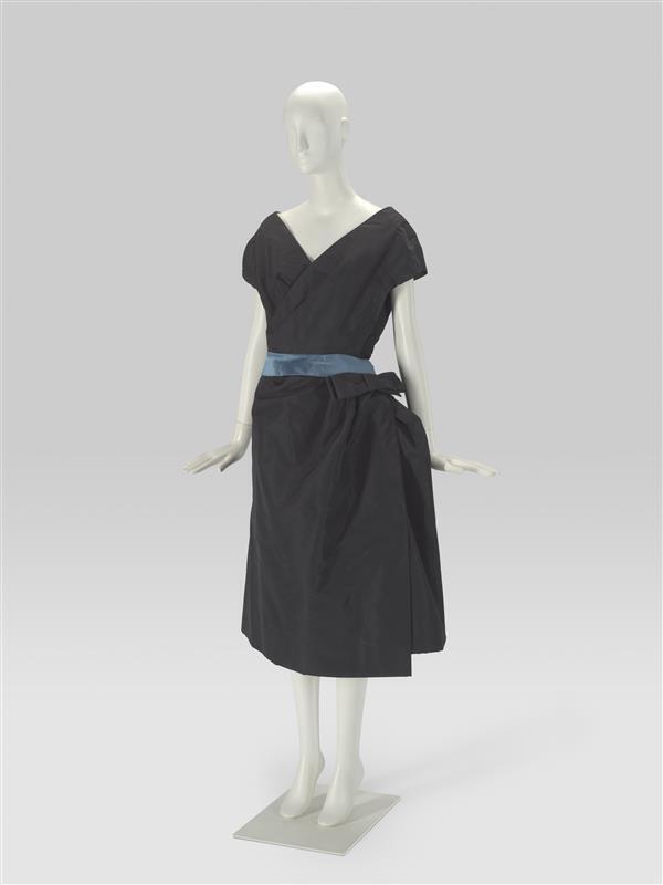 Cocktailjurk, zwarte zijde, model met v-hals, mouwloos, vermaakt / in verkleed bij taille, met…
