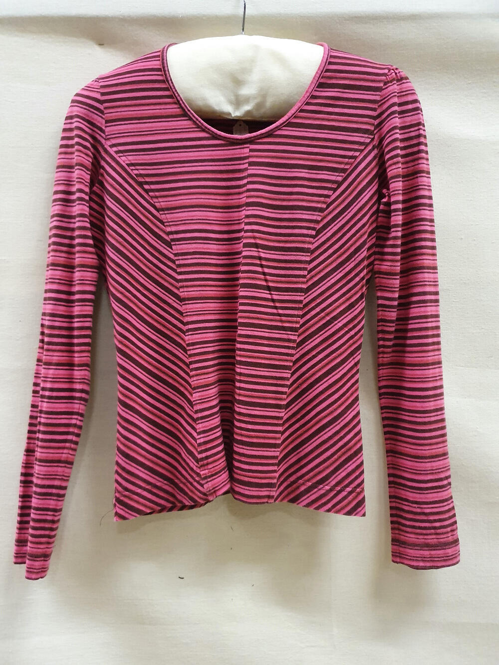 T-shirt van felroze, rood en bruin gestreept katoen met ronde hals