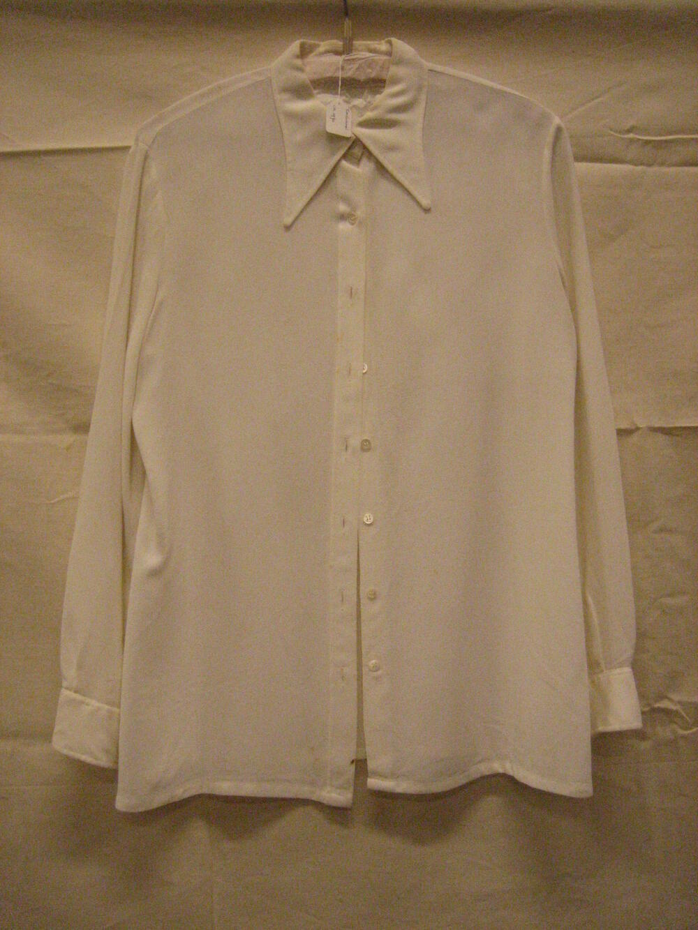 Blouse van witte kunstzijden crêpe, model overhemdblouse