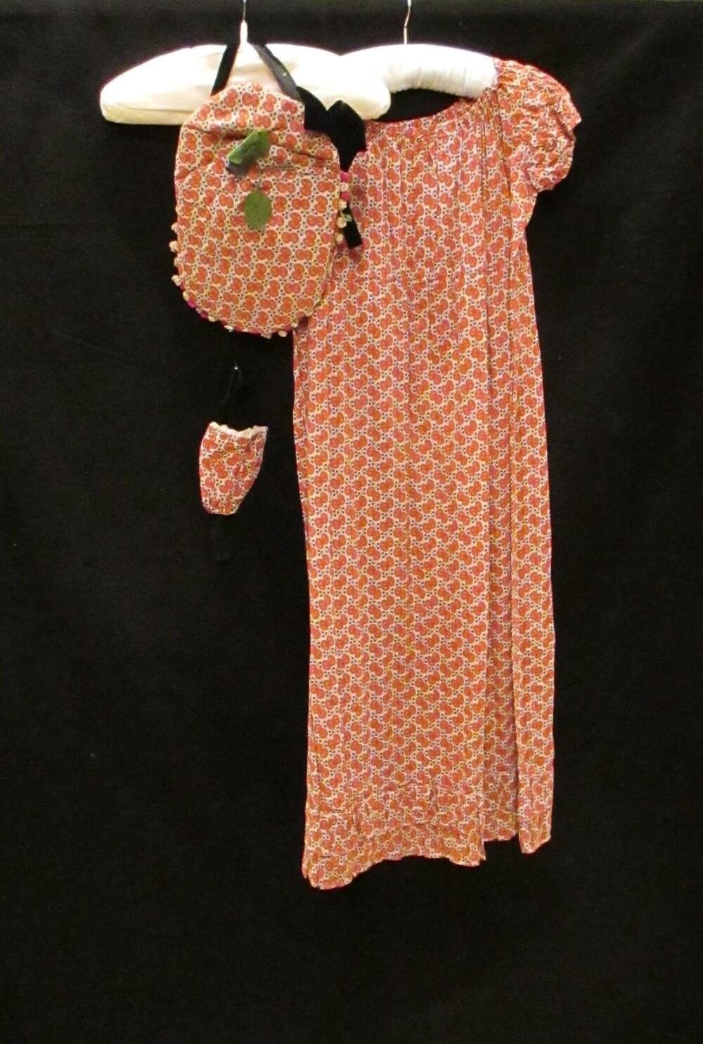 Verkleedkostuum, bestaande uit zomerjapon, hoed, ceintuur en reticule in empirestijl, wit katoen…