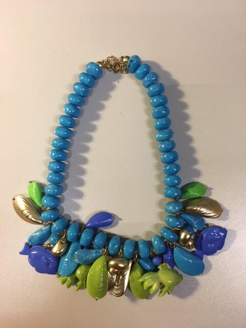 Halsketting, turquoise kunststofkralen met onderaan afhangende mossels, nautilusschelpen en vissen…