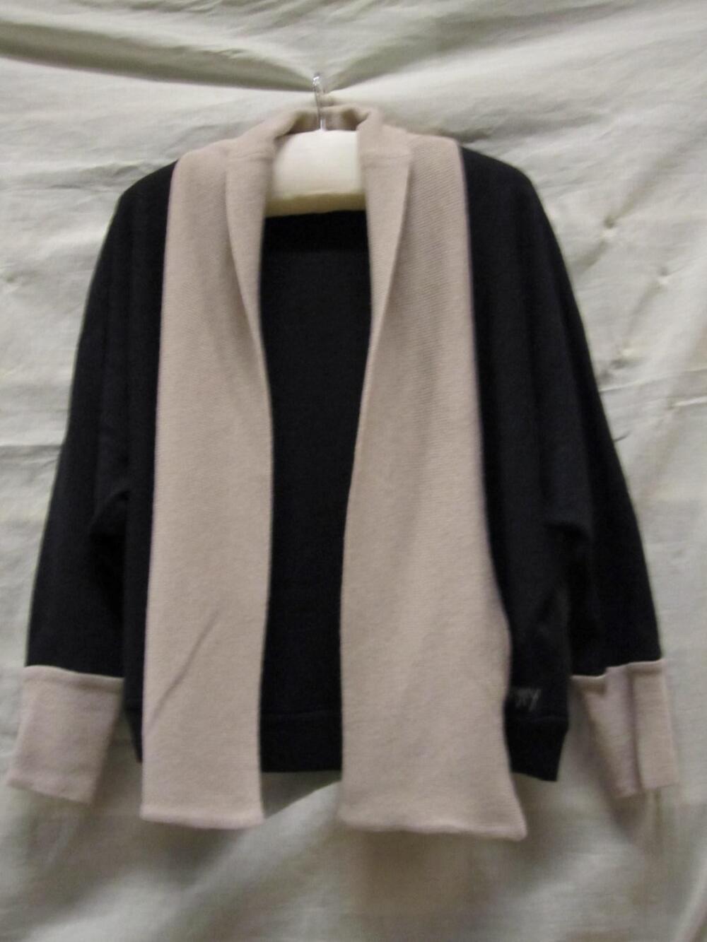 Jasje, zgn. ´dasjasje´ van machinaal gebreide zwarte wol met aangezette das van dubbele beige wol,…