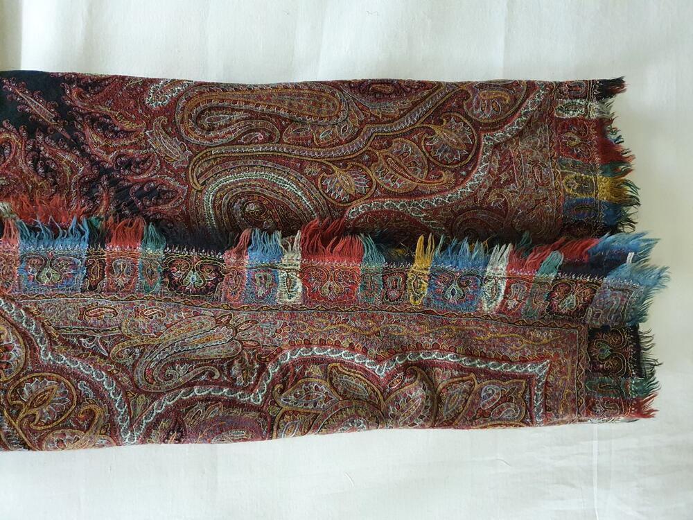 Shawl van rode wol met inzetstukken van zwarte wol en veelkleurig borduursel