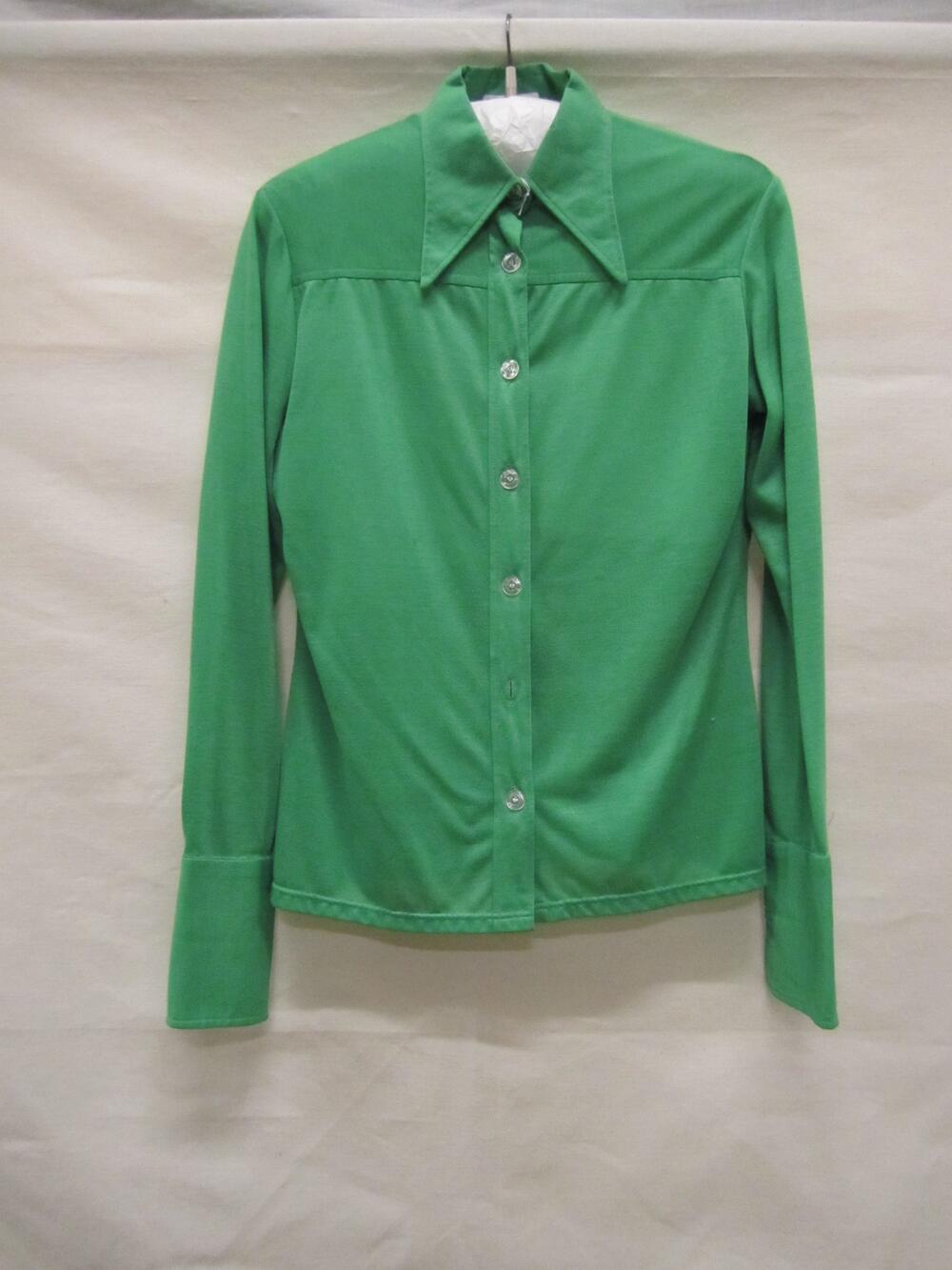 Blouse van groene gemengde katoenen tricot, met puntkraag, horizontale schouderstukken, sluiting m…