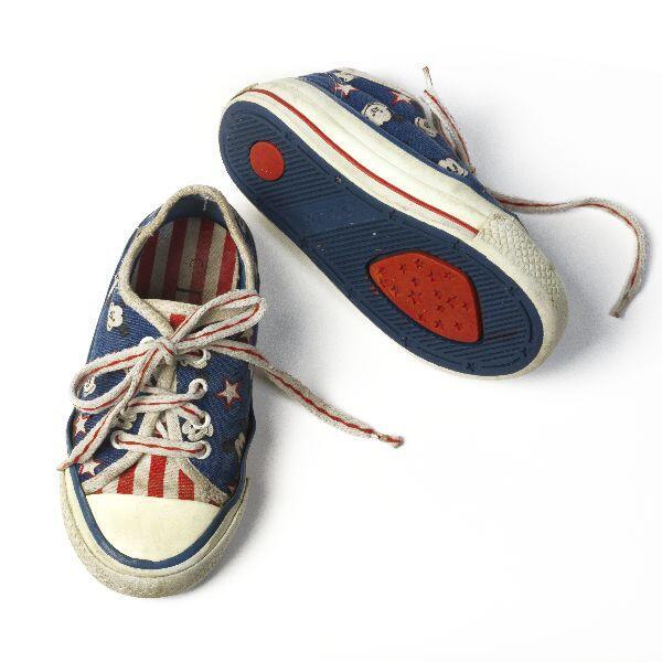 1 paar gymschoenen (jongen) van donkerblauw katoen bedrukt met Mickey Mouse-figuren, geïnspireerd…