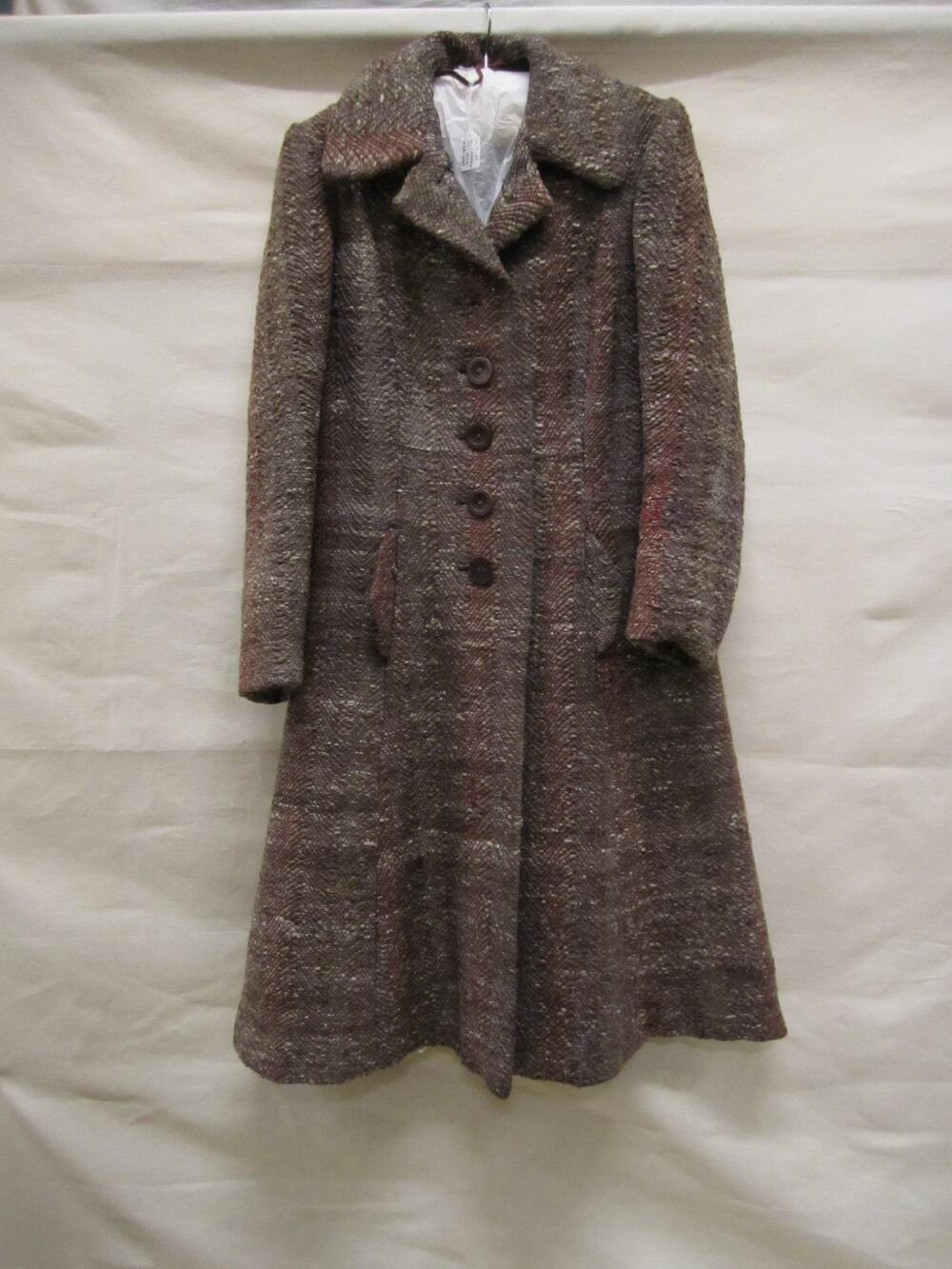 Jas van handgeweven tweed in visgraatkeper met ketting van gemêleerde bruine wol en inslag in banen…