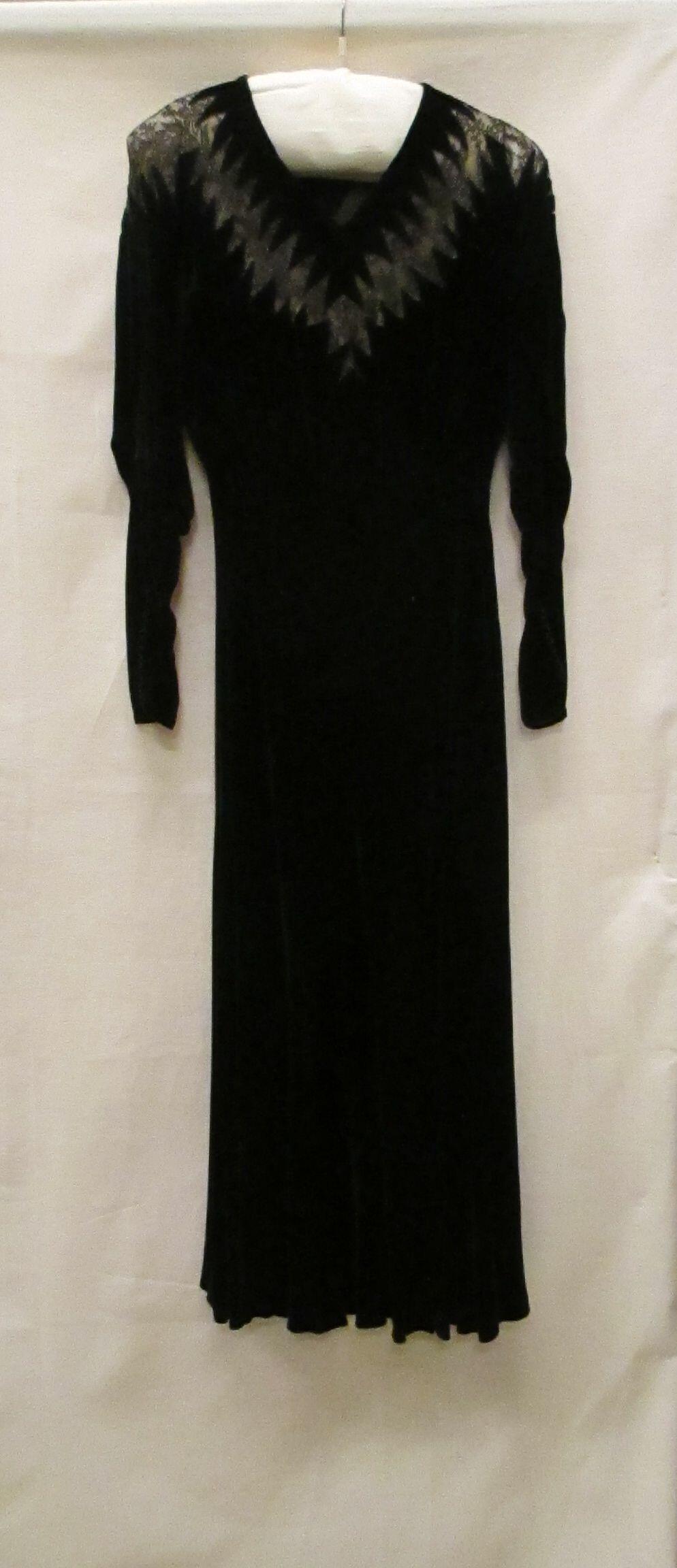 Jurk van zwart velours chiffon met gekarteld entredeux van zwart machinaal kant onder de halslijn