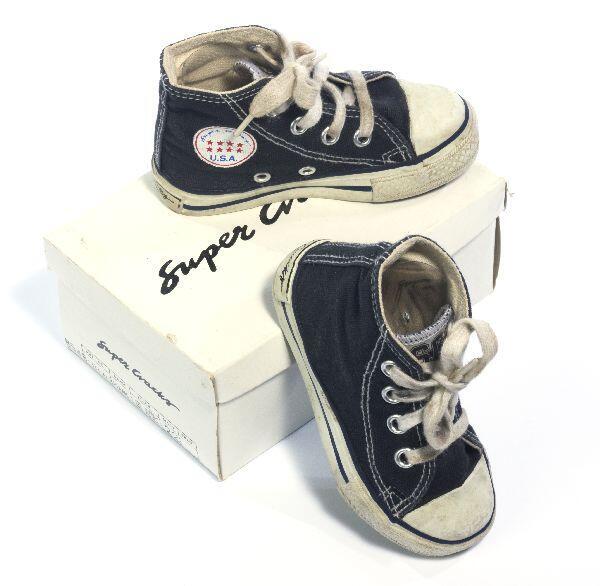 1 paar gympen (kind), donkerblauw met witte neus en zool. Hoog model basketbalschoenen, type 'All…