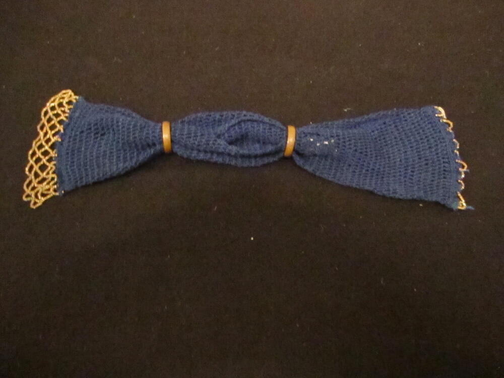 Beursje gehaakt van blauw zijde met goudkleurige kraaltjes