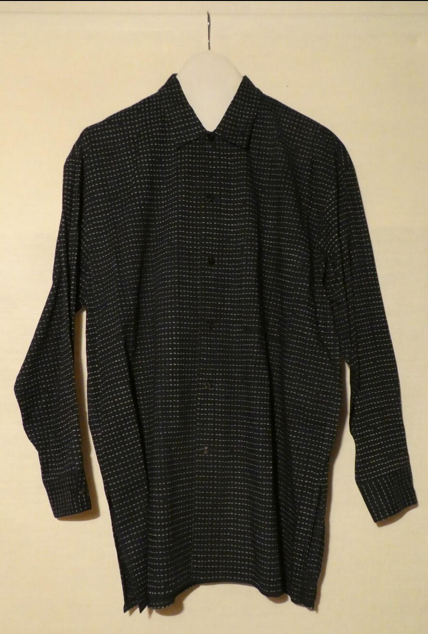 Hemd (man) van handgeweven katoen, geverfd met batiktechniek in indigo en donkerblauw met ruit