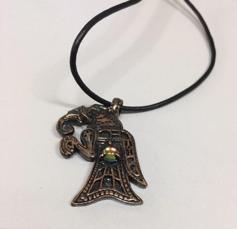 Ketting met hanger. Leren veter met hanger van metaal in koperkleur in de vorm van mythologisch…