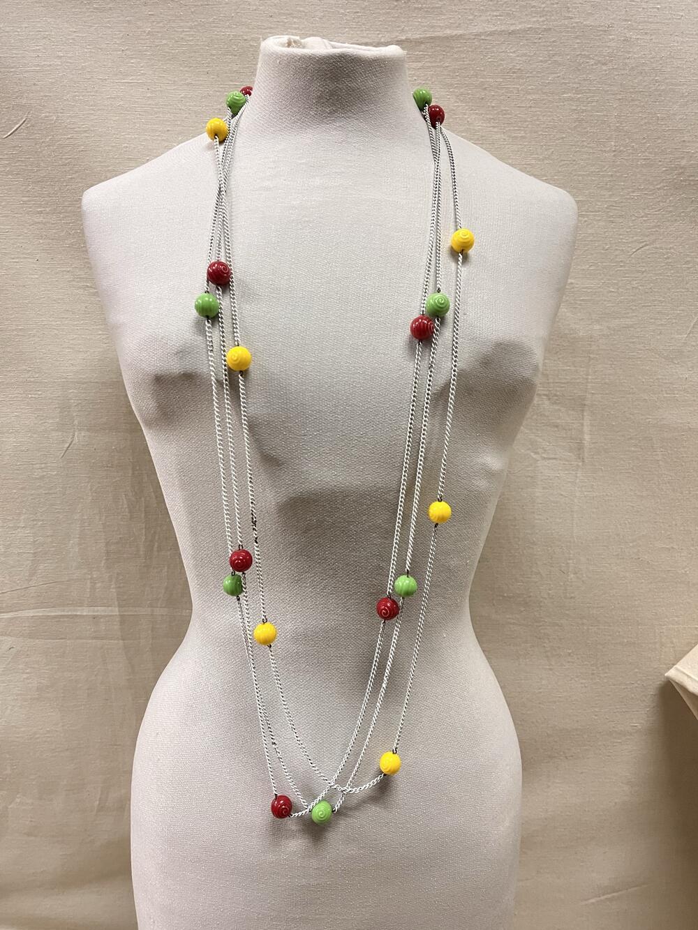 Ketting, van drie strengen wit geschilderde metalen schakels met kunststofballetjes in geel/rood…
