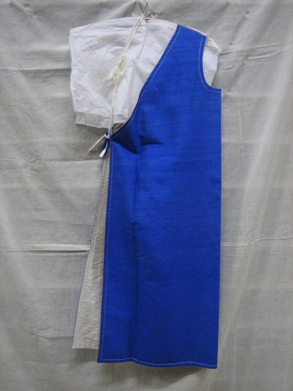 Halve schakeljurk van blauw Thaizijde, over 1 schouder met blauwwitte koordstrik