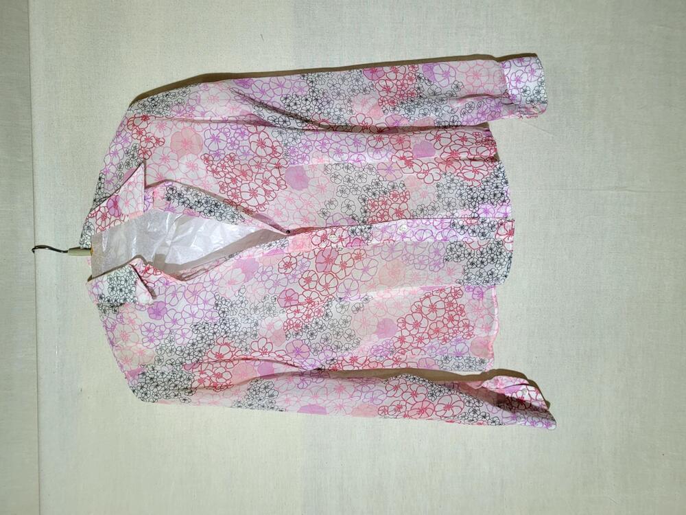 Blouse van dun polyesterweefsel gemengd met katoen, bedrukt met gestileerde viooltjes in rood, roze…
