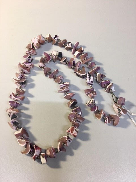 Ketting, opgebouwd uit lichtpaarse 'scherfvormige' glaskralen afgewisseld met drie kleine…