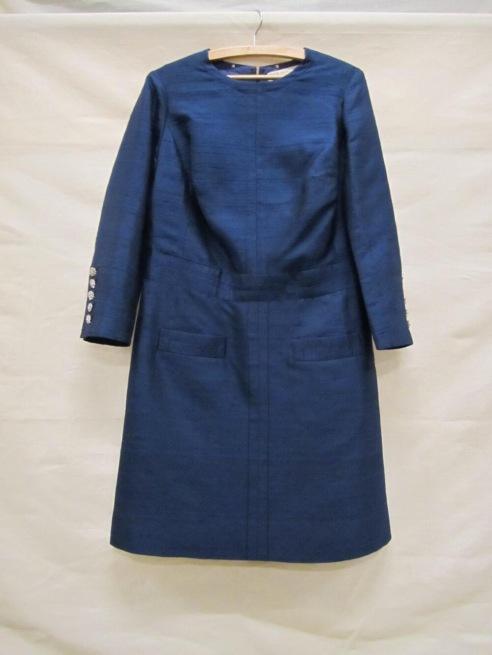 Jurk van blauwe thaizijde, halflang model met lange mouwen en ronde hals,  aan de mouwen zijn…