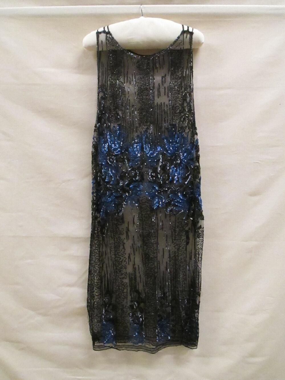 Tuniek of hemdjurk van zwarte tule met zwart en blauw paillettenborduursel