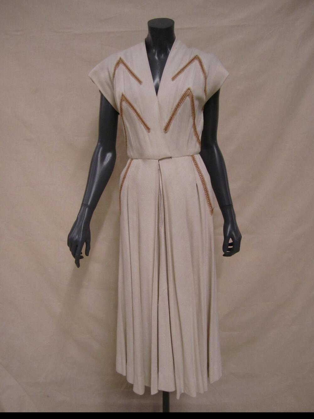 Jurk of middagjurk van wit linnen met beige entre-deux in zigzagvorm, model 'Abeille' (of Arseille?…