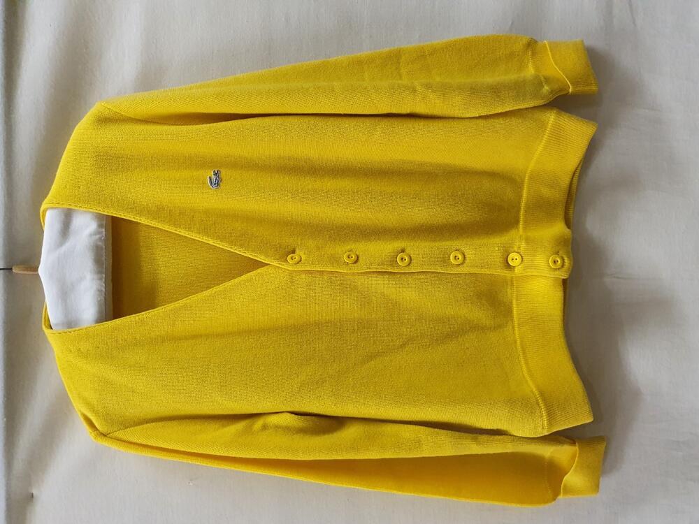 Vest (man) gebreid van gele wol. Blousonmodel met lange mouwenen omgeslagen manchetten