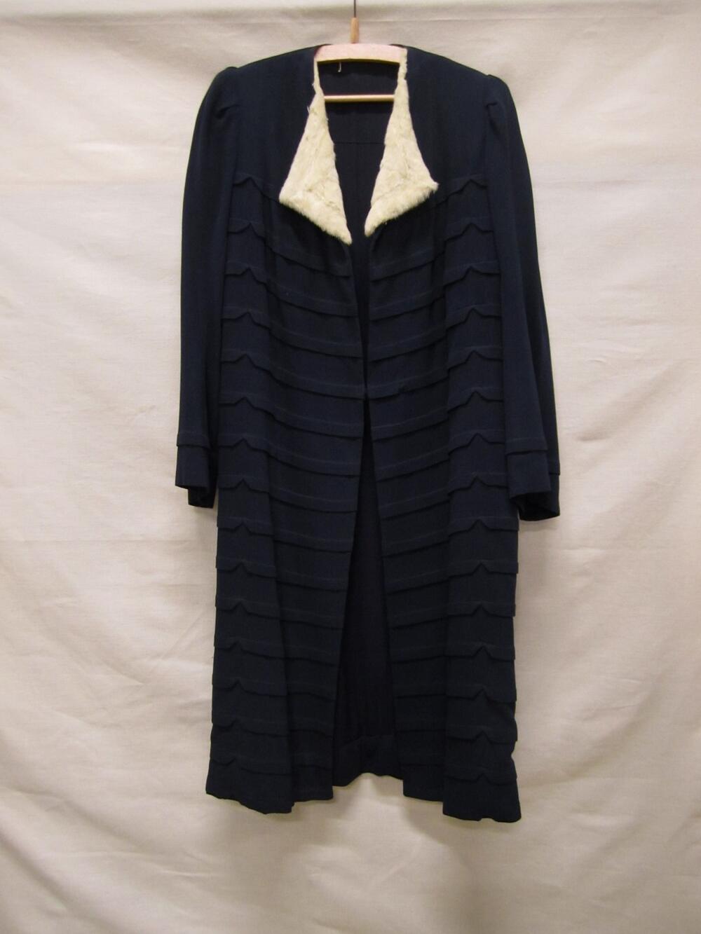 Mantel (zomermantel) van donkerblauwe crêpezijde, half lang, recht model, revers bekleed met wit…