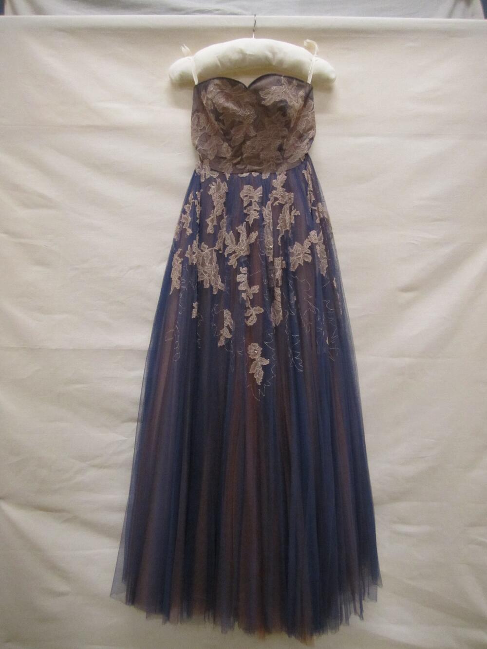 Avondensemble van donkerblauwe tule en beige machinaal kant: avondjurk, lijfje en rok; mitaines en…