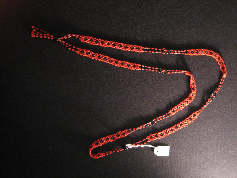 Bayadère van rood/zwarte glaskralen, geometrisch
