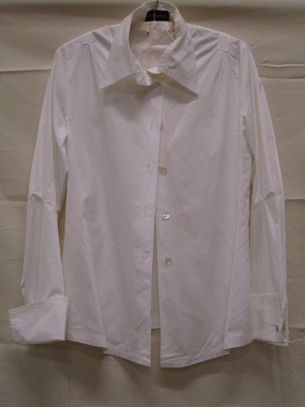 Blouse van wit katoen, type overhemdblouse, de manchetten sluiten met metalen manchetknopen met…