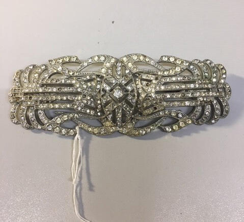 Broche of speld in art déco-stijl, zilverkleurig metaal ingelegd met witte similistenen