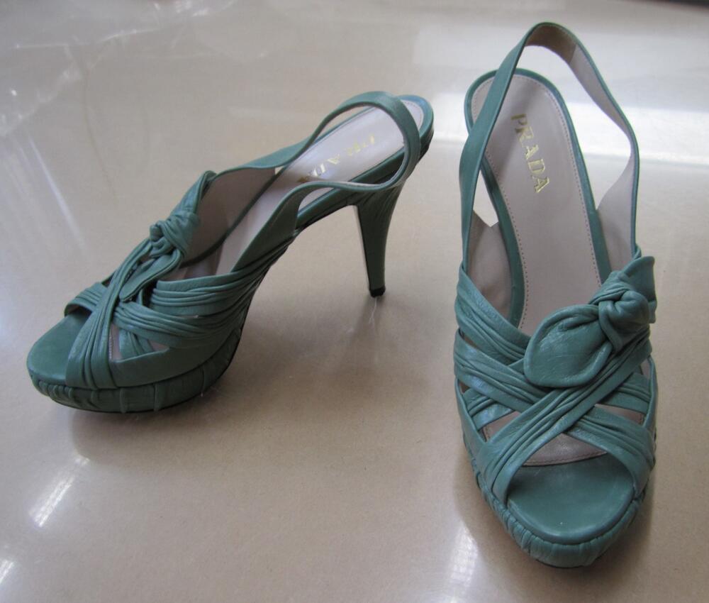 Pumps, slingbackmodel van mintgroen leer met gekruiste bandjes, plateauzool en hoge hak. met stofzak