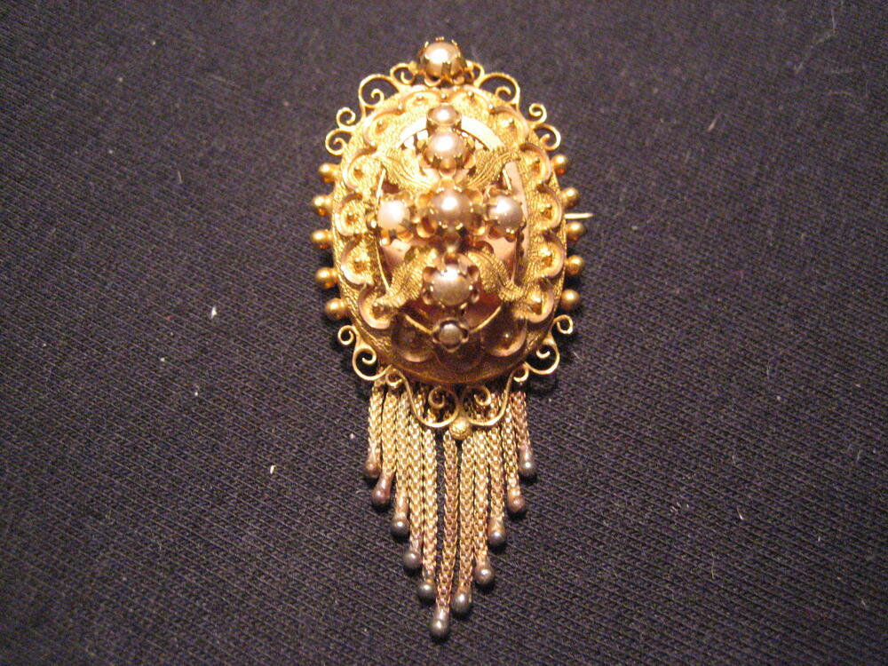 Gouden broche met pareltjes, behorende bij oorhangers