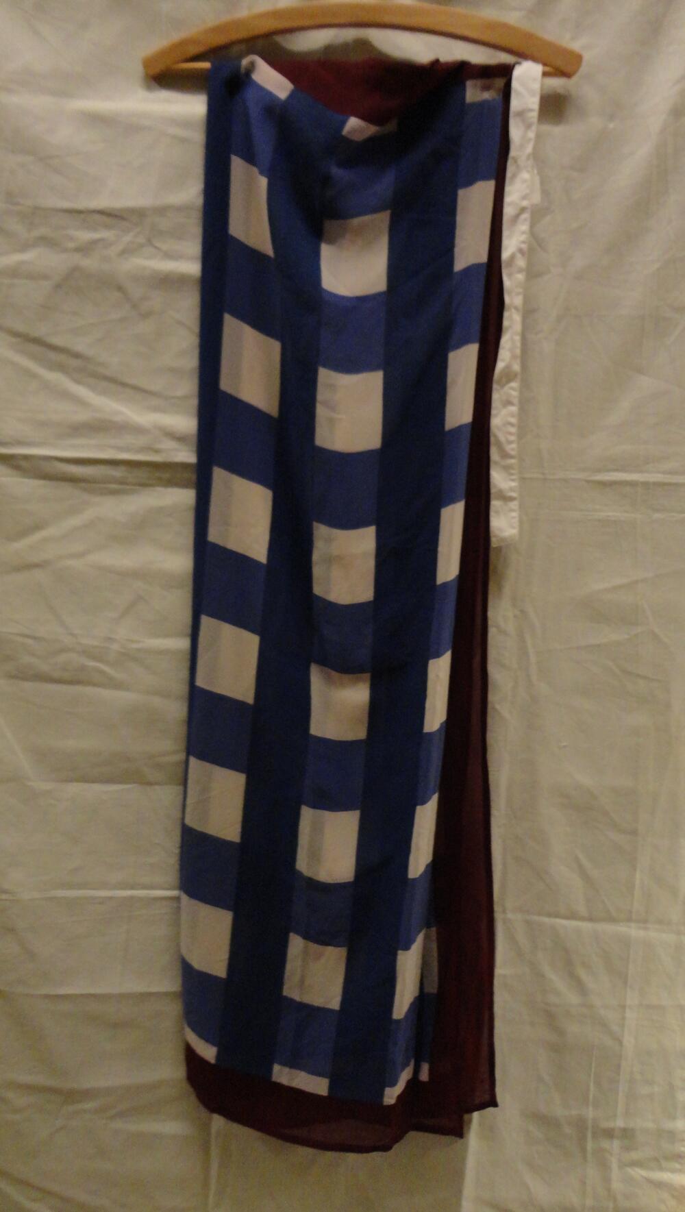 Wikkelrok van zijde bedrukt met blokken in 2 kleuren blauw en wit op lichte ondergrond, rode baan…