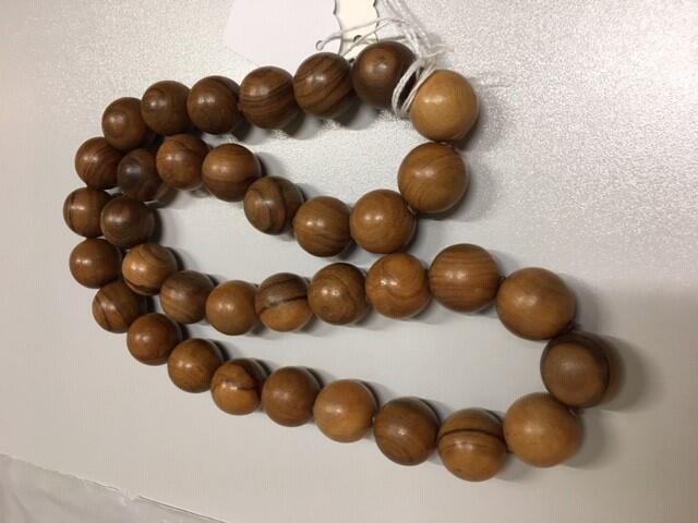 Ketting. Hout. Bruine kralen.