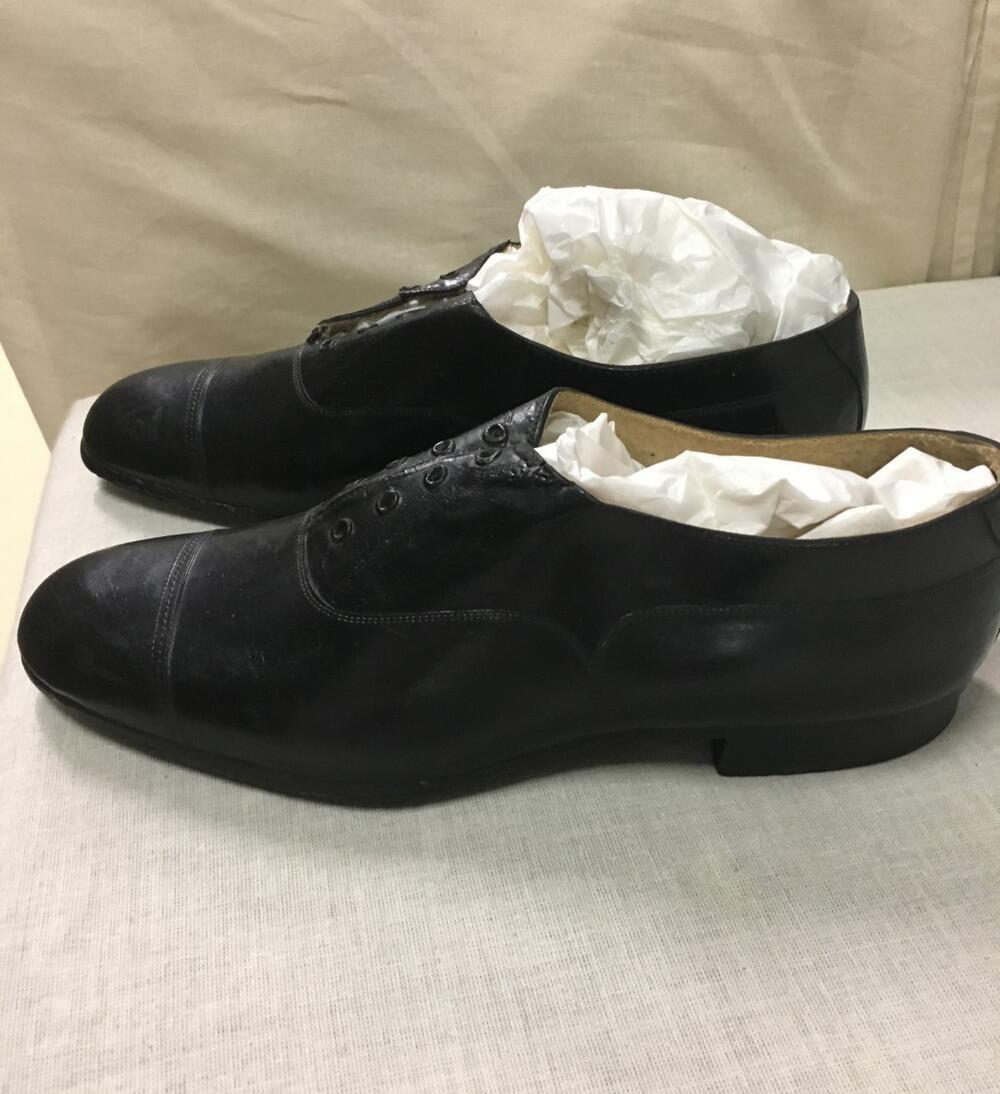 Herenschoenen, zwart, van rubber. Vetersluiting