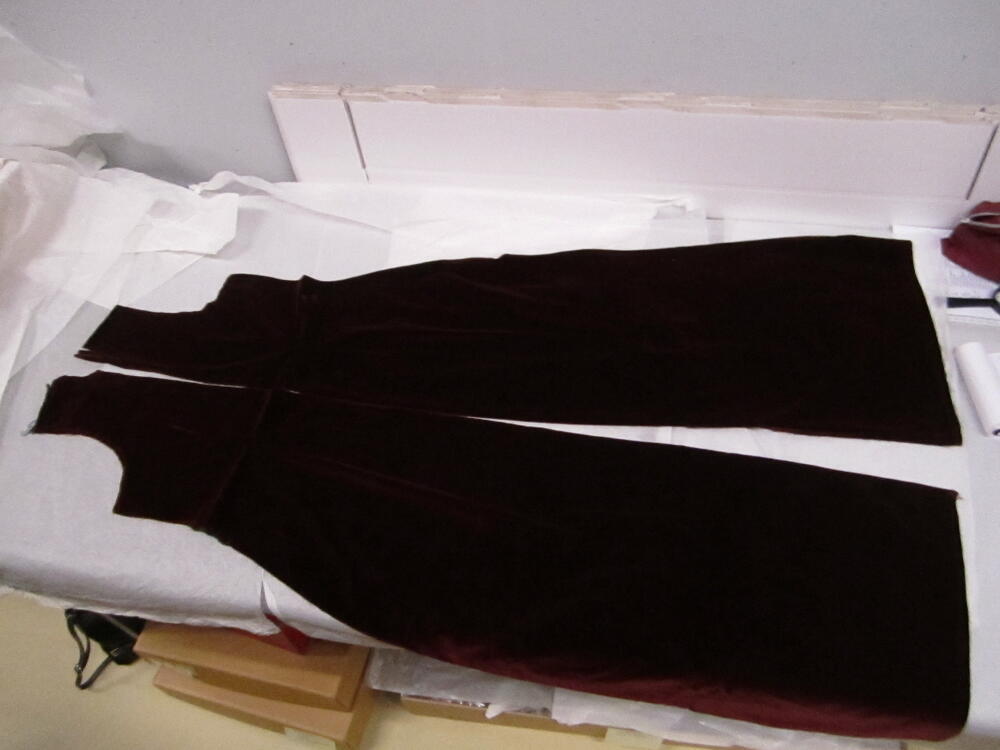 Verknipte toneeljapon, voorstellende een zestiende-eeuwse japon à la Mary Stuart, van rood fluweel…