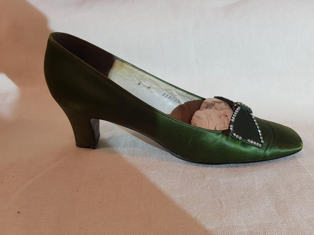 1 paar avondschoenen van leer bekleed met donkergroen satijn. Model met stompe neus en slanke hak …