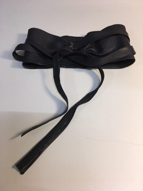 Ceintuur van donkerblauw leer in cumberband look, met smal bindceintuur