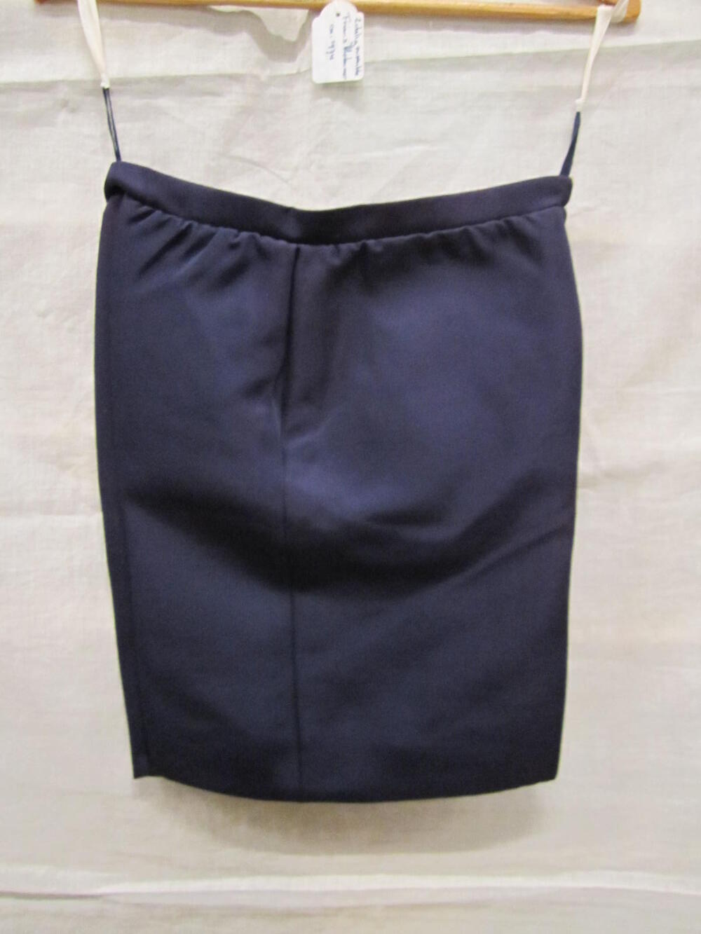Korte broek van donkerblauw mengweefsel, onderdeel van ensemble