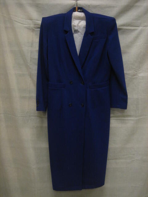 Robe-manteau van blauwe wol, double-breasted model met reverskraag, links borstzak en twee zakken…