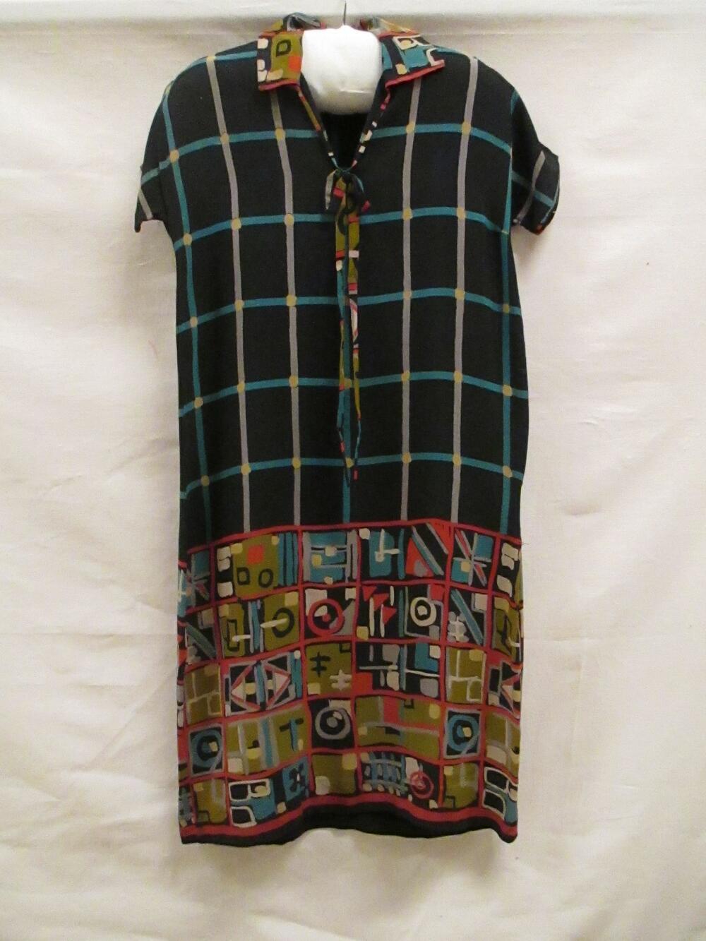 Jurk van donkerblauwe of zwarte crêpe met opdruk van abstract blokmotief in diverse kleuren