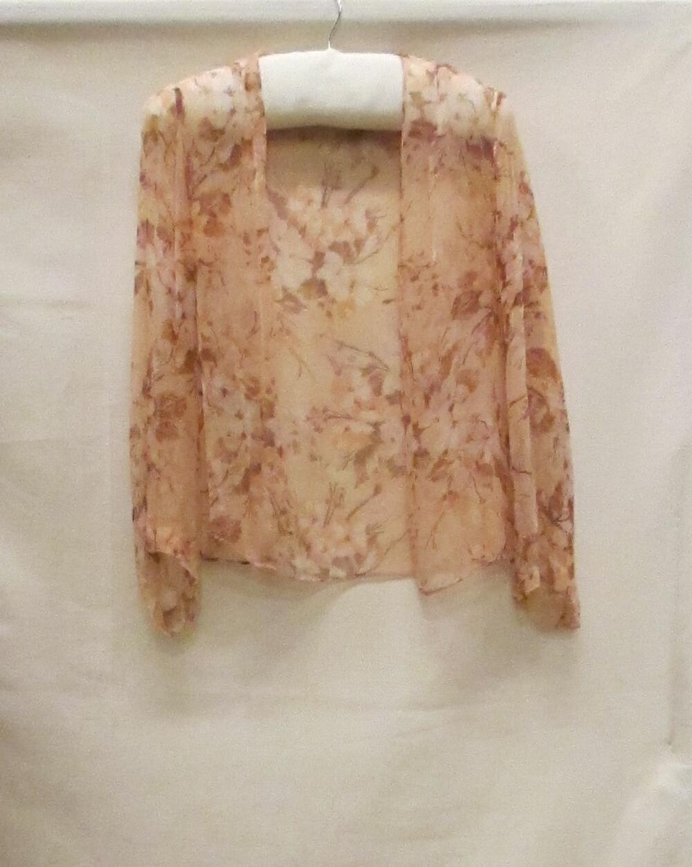 Avondjasje van zalmkleurige crêpe georgette (rayon), bedrukt met witte, bruine en oranje…