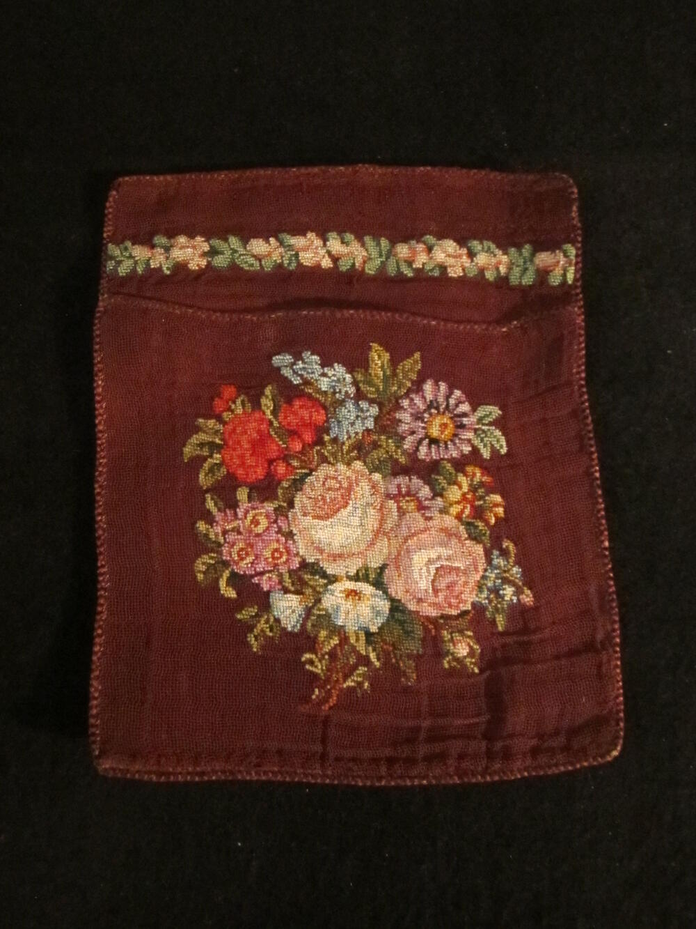 Tas / Zakje van bruin gaas, geborduurd met petit point in wol en zijde met patroon van roosjes in…