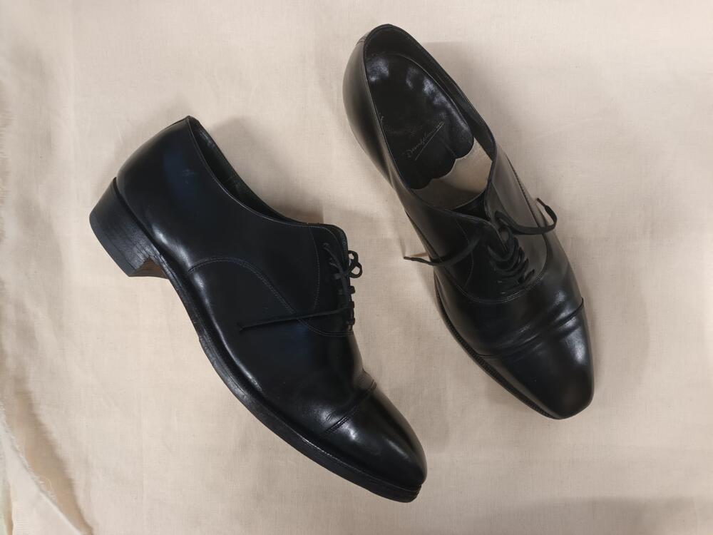 1 paar veterschoenen (man) van zwart leer met iets puntige neus