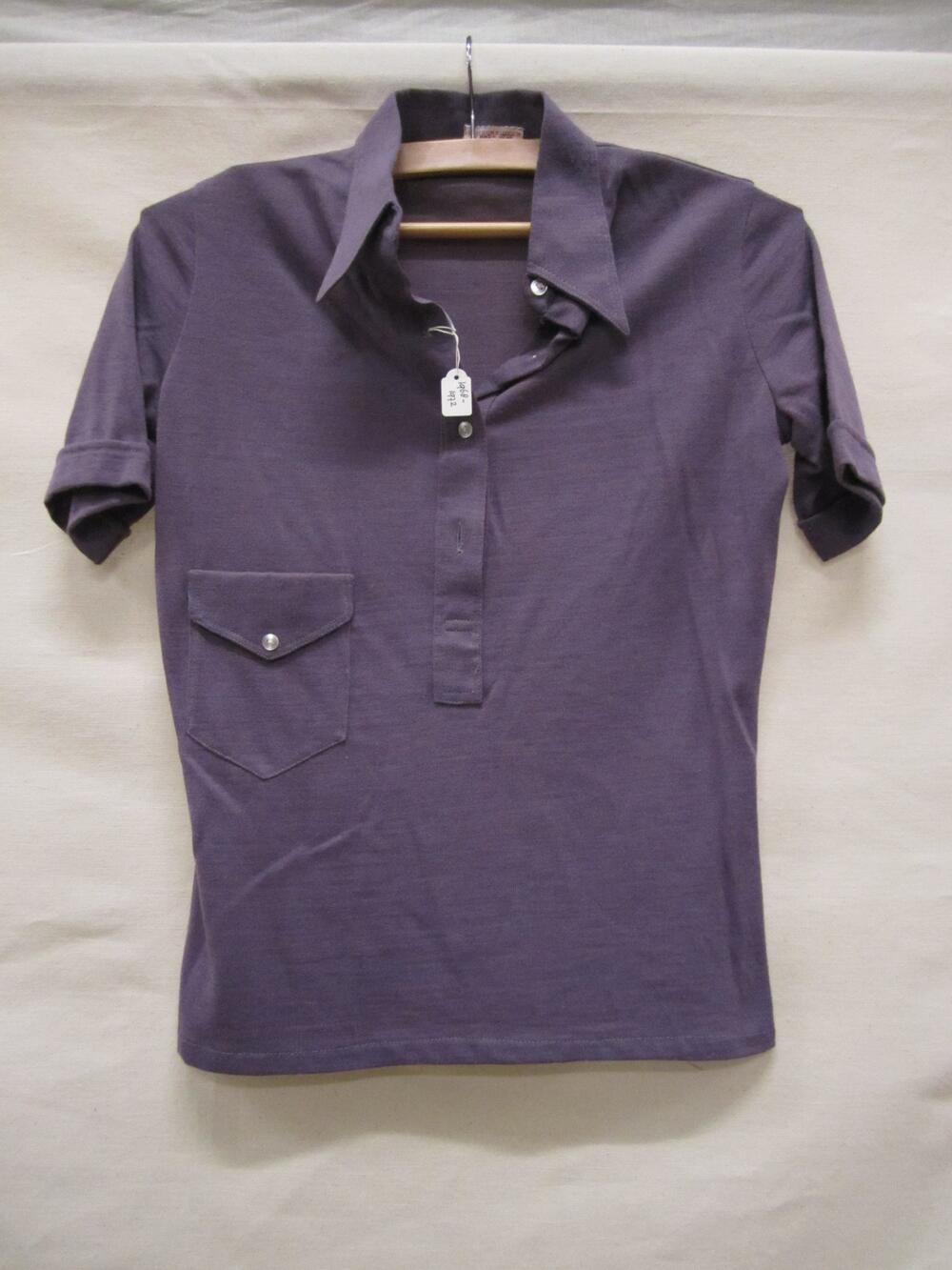 Poloblouse van paars katoenen tricot met puntkraag., met sluiting middenvoor met 4 knopen van…